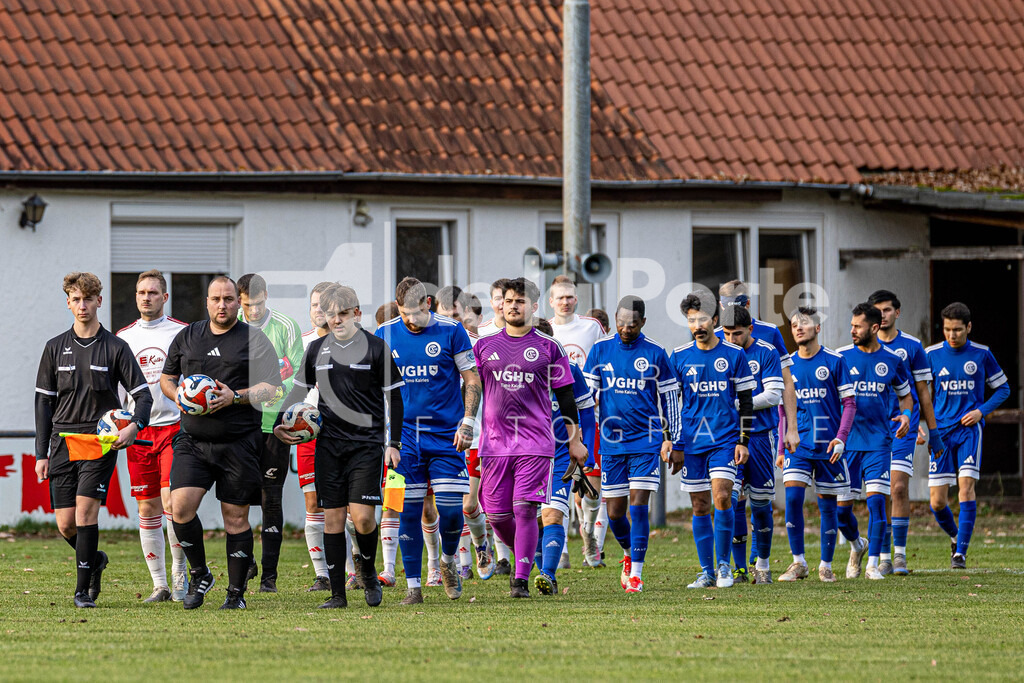 Schiedsrichter Drumariu_ Darius Dominique (Sperber Veerßen) führt Teams aufs Feld SC Uelzen vs Suhlendorf 301125 dlP | immodelaporte-sportfotos - Realisiert mit Pictrs.com