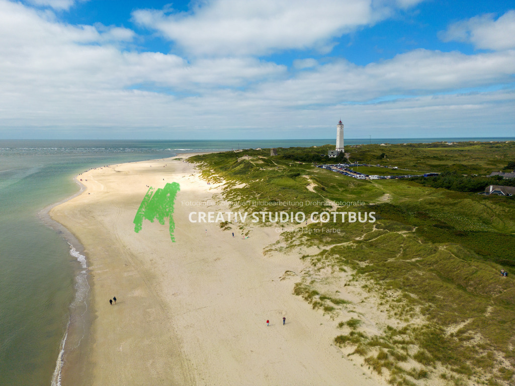 Leuchtturm Dänemark | Blåvandshuk Fyr ist der westlichste Leuchtturm Dänemarks und steht auf der Landzunge Blåvands Huk an der Westküste Jütlands. Der Leuchtturm warnt die Seeschifffahrt vor dem gefährlichen Horns Rev. Er ersetzte im Jahr 1900 einen kleineren Vorgänger aus dem Jahr 1888. - Realisiert mit Pictrs.com