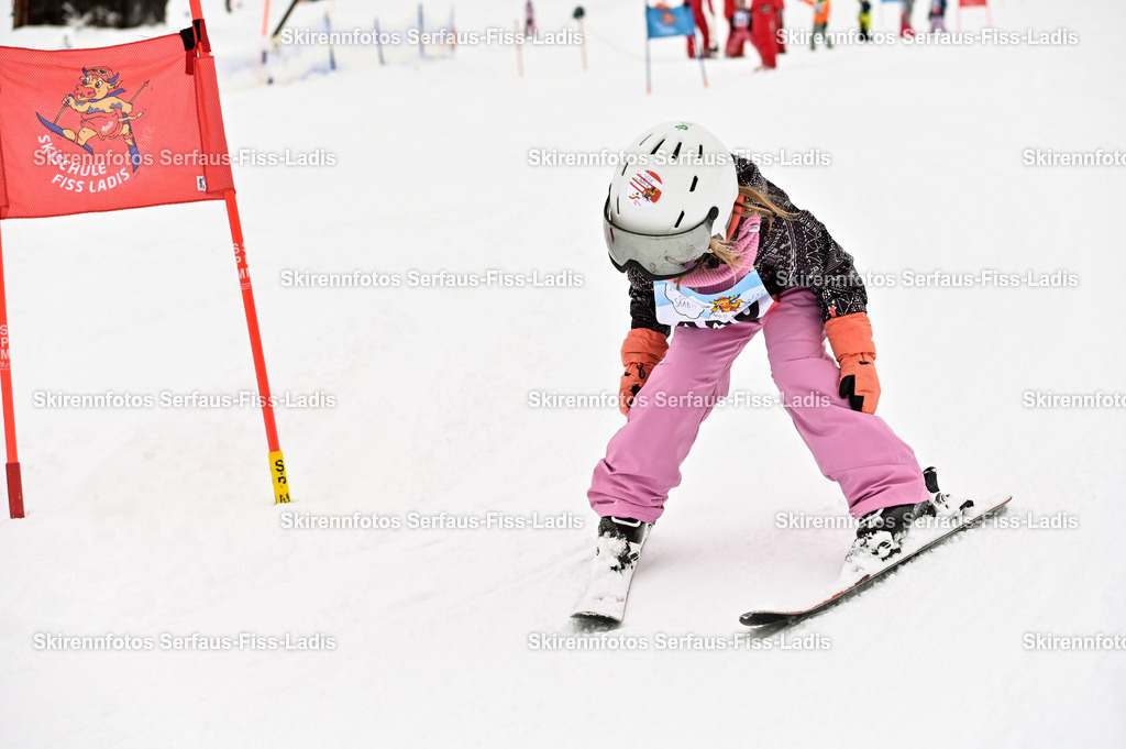 SRF_20.02.2026_0303 | Skirennfotos,Serfaus,Fiss,Ladis,Kinderskirennen,Winter,Tirol,Oberland,skirace,SFL,feelfree,weil wir's genießen,ski,Ski,skifahren,Sonnenplateau, - Realisiert mit Pictrs.com