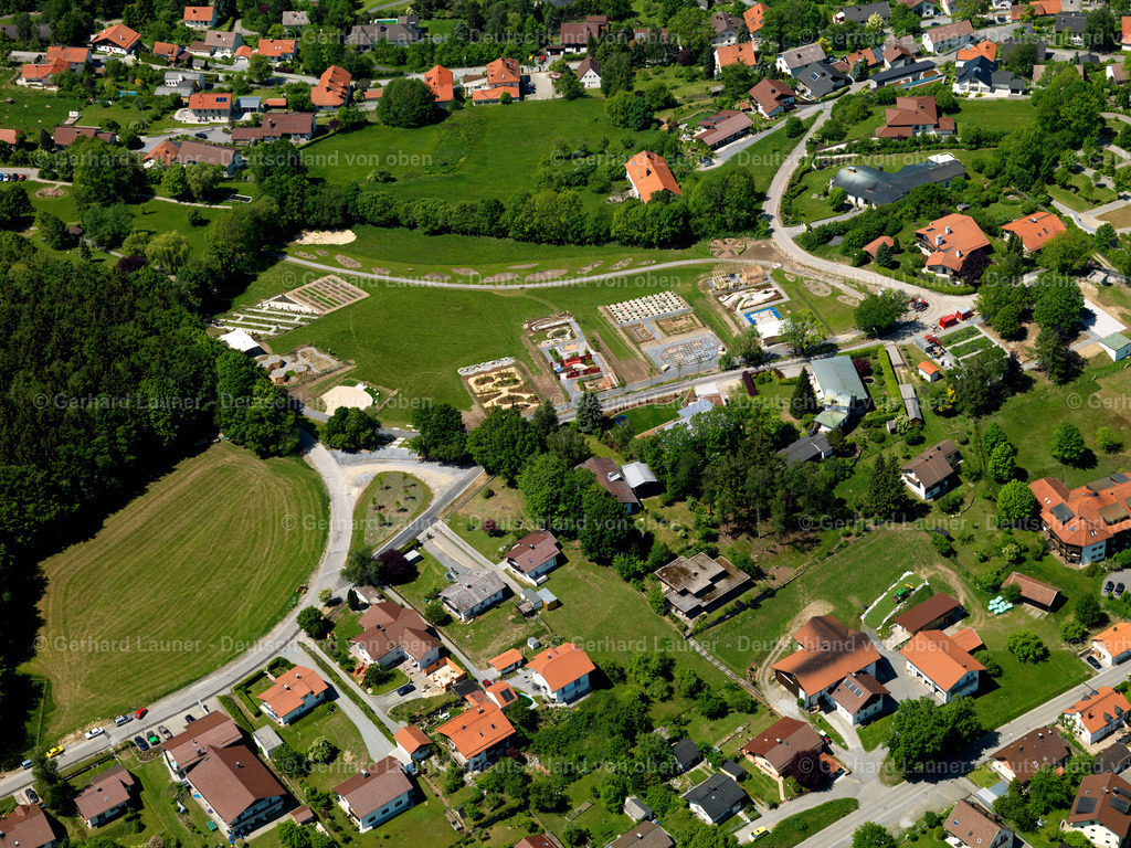 2724096 | WALDKIRCHEN 19.05.2007 Wohngebiet einer Einfamilienhaus- Siedlung  in Waldkirchen im Bundesland Bayern, Deutschland // Single-family residential area of settlement  in Waldkirchen in the state Bavaria, Germany Foto: Gerhard Launer
