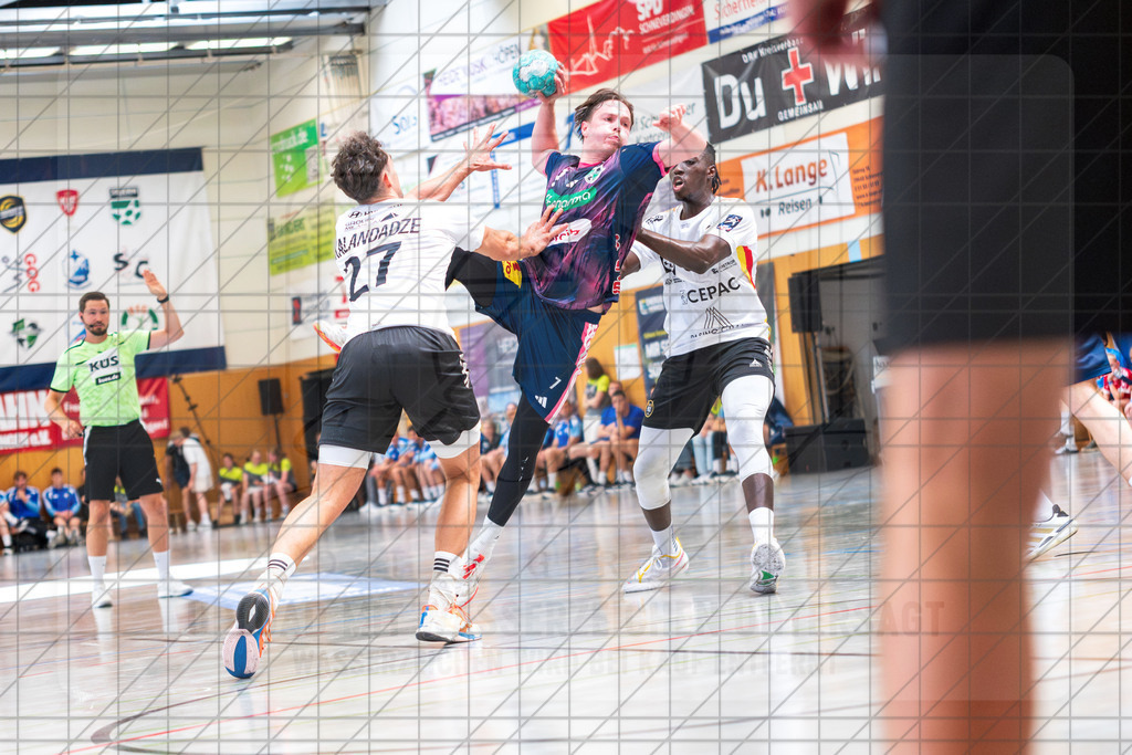 IHC 2026 - TSV Hannover-Burgdorf vs. PAUC Handball | Leif Tissier (TSV Hannover-Burgdorf #7), Nikolos Kalandadse (Pays d´Aix Université Club Handball #27), Mouhamadou Sidibé (Pays d´Aix Université Club Handball #99); IHC 2026 - TSV Hannover-Burgdorf vs. PAUC Handball am 08.08.26 in Sporthalle KGS, Schneverdingen - Realisiert mit Pictrs.com