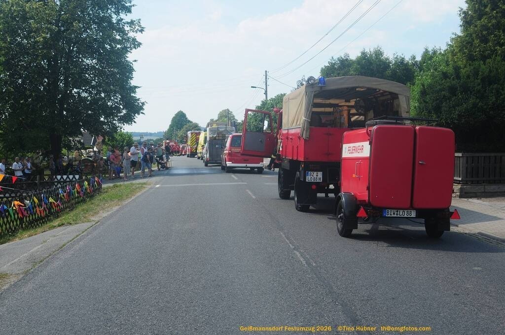 Geißmannsdorf-2026-Festumzug-209 | Festumzug in Geißmannsdorf bei Bischofswerda im Juni 2026. Fotografische Eindrücke und Momentaufnahmen vom Festumzug anläßlich des 800-jährigen Bestehens von Geißmannsdorf - mit Teilnehmern und Gästen, Strohpuppen und geschmückten Vorgärten und Grundstücken - Realisiert mit Pictrs.com