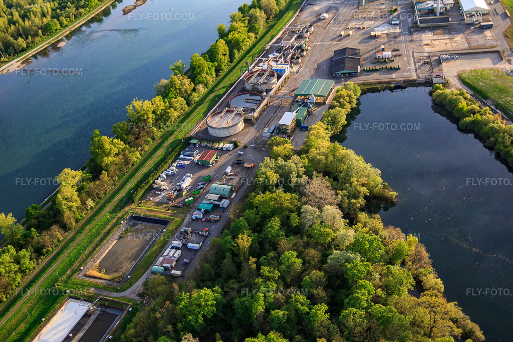 Aerial view: Industry on the Rhine in Lauterbourg in the state Bas-Rhin, France. – Photo: IMG_077985.jpg taken on 04/24/2015 by Werner Riehm/FLY-FOTO.com – Resolution of the original: 5472 x 3648 px
