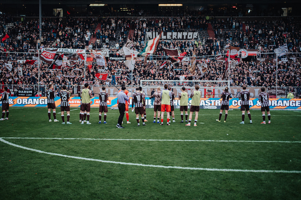 FCS01859 | Der offizielle Shop für FC St. Pauli Fotos. Wähle aus Spielszenen & Fanmomenten dein FCSP Wunschformat. Wir liefern Millerntor-Atmosphäre.