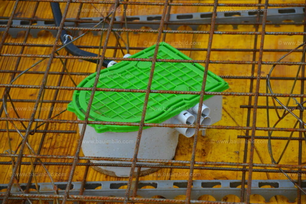 bib-lg17-elektroinstallation-0068 | Nach LV-Leistungsgruppen sortierte Detailfotos über den Bau eines Hauses. Alle Hausbau-Bilder direkt vom Urheber und Autor der Website Haus-Selber-Bauen.com