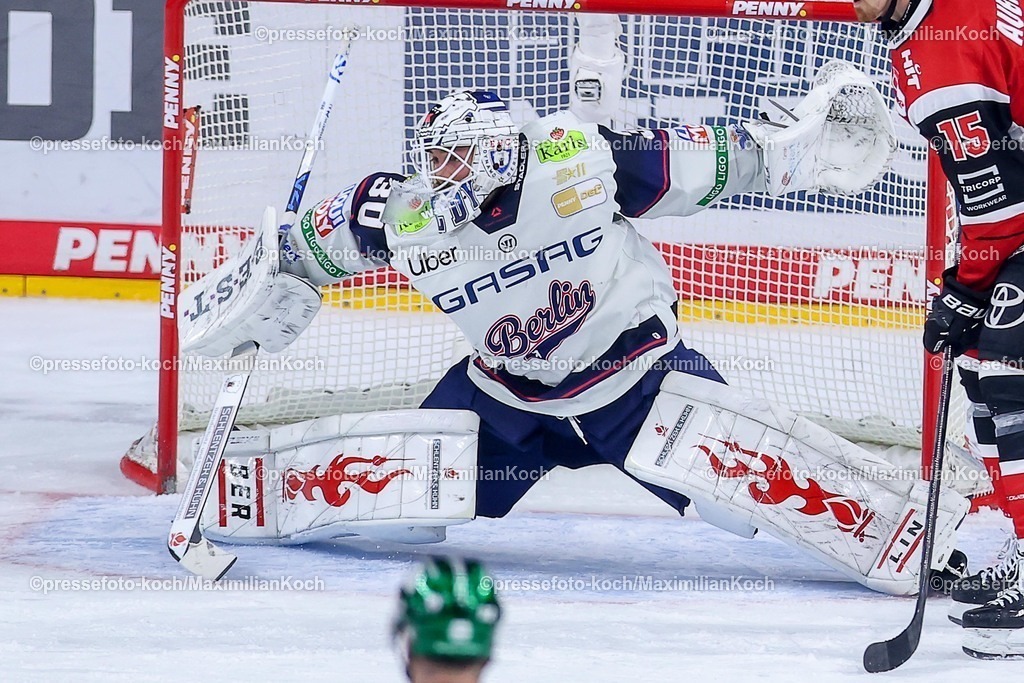 KEC15042601131 | 15.04.2026, Eishockey, DEL Halbfinale Play-Offs, Kölner Haie - Eisbären Berlin, Spiel 4, Lanxess-Arena Köln: Goalie Jake Hildebrand (Eisbären Berlin #30) verteidigt das Tor 