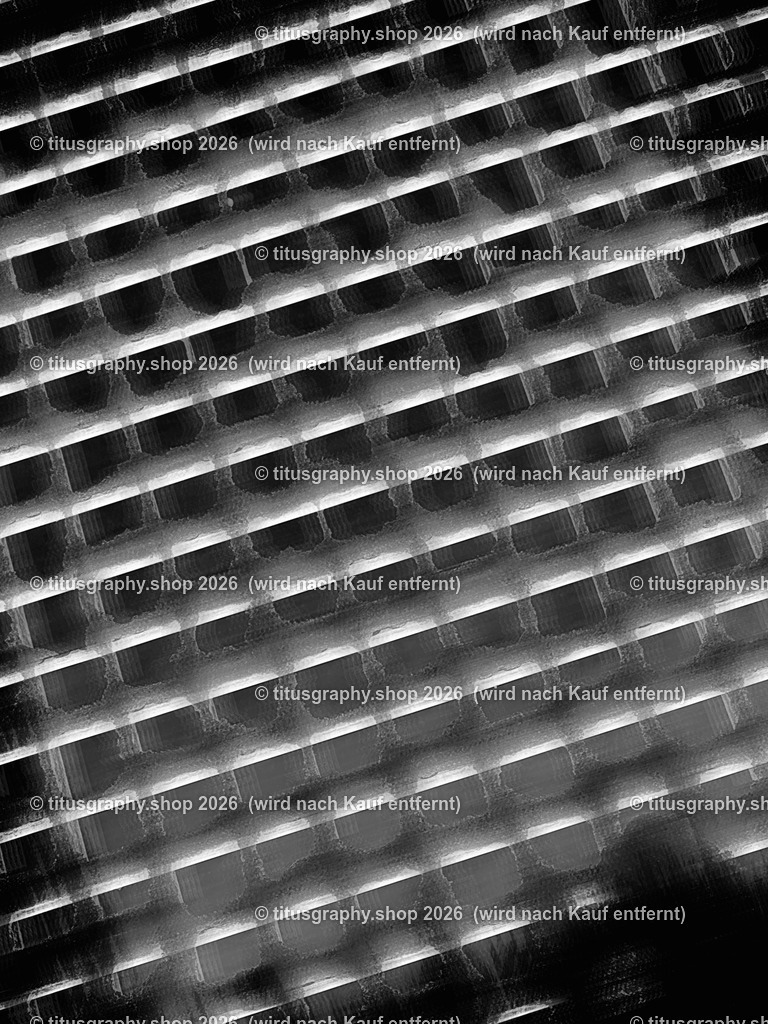 Gitterstruktur-sw-3 | Bei genauer Betrachtung zeigt sich, dass trotz der großen Ähnlichkeit kein Quadrat dem anderen gleicht. Der Schnee passt sich der menschengeschaffenen Gitterstruktur an und nutzt sie zugleich, dennoch zwingt er jedem Quadrat seine Individualität auf. - Realisiert mit Pictrs.com