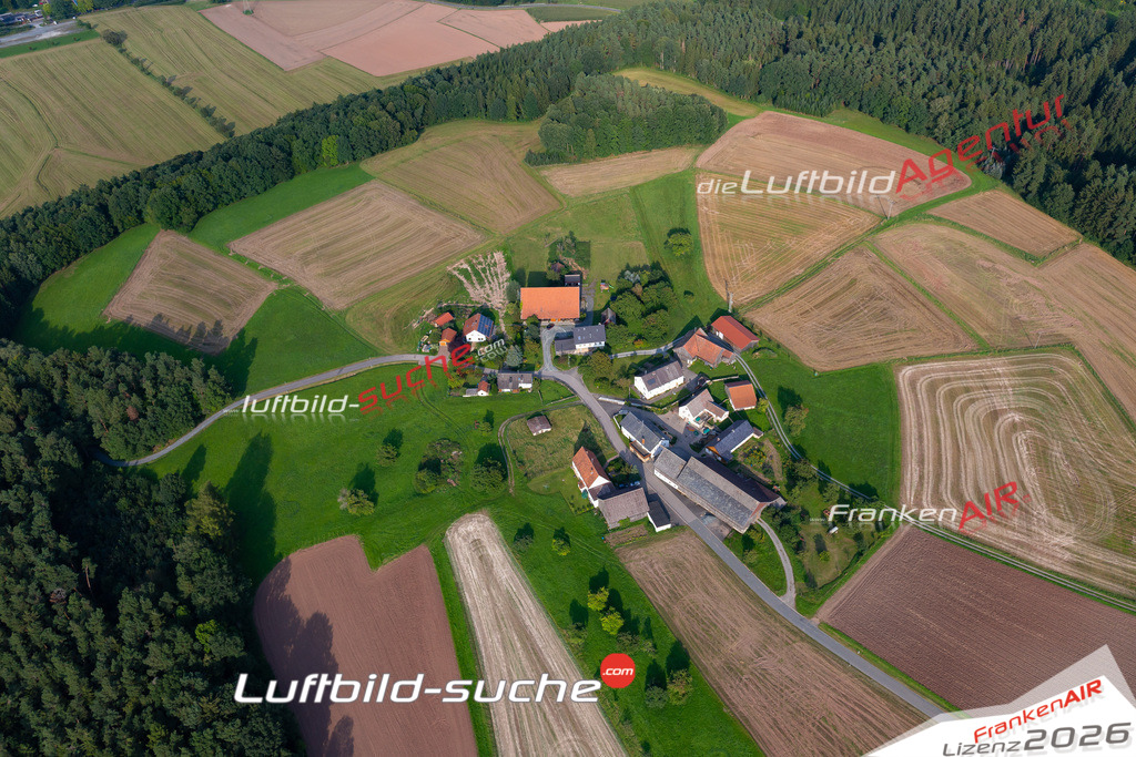Die Luftaufnahme Wolpersreuth - Mainleus wurde 2017 mittels Flugzeug (keine Drohne) erstellt. Perfekte Schärfe und Druck- Auflösung- Garantiert!