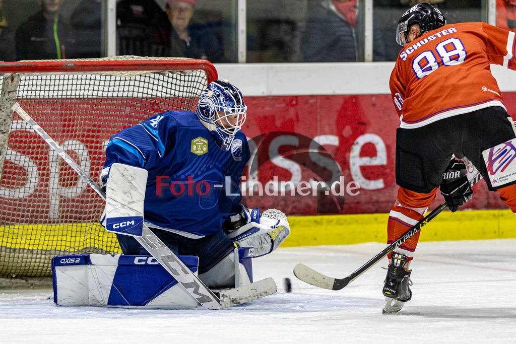 EC Peiting gegen SC Riessersee | Benefizspiel für Bad Bayersoien, EC Peiting gegen SC Riessersee,
Pinalty Mathias Schuster (Mammuts 88) ,
2023-10-24 in Peiting (Eisstadion)
88 Mathias Schuster (Mammuts 88)
Copyright: WolfgangxLindner foto-lindner.de
