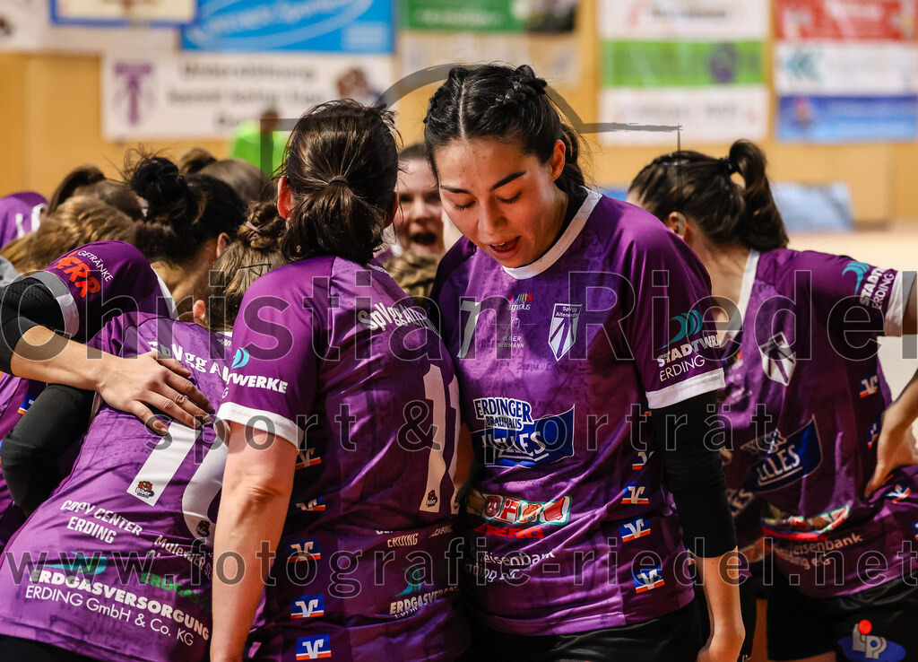 2024-03-23_031_SpVgg_Altenerding_II_gegen_ETSV_09_Landshut | Erding, Deutschland, 23.03.2024:
Handball, Bezirksliga Frauen Altbayern 2023 / 2024, 19. Spieltag, SpVgg Altenerding II gegen ETSV 09 Landshut, Endergebnis: 22:18

Sina Steininger (SpVgg Altenerding, #10), Kati Gottschalk (SpVgg Altenerding, #11), Michelle Gruber (SpVgg Altenerding, #7)

Foto: Christian Riedel / fotografie-riedel.net