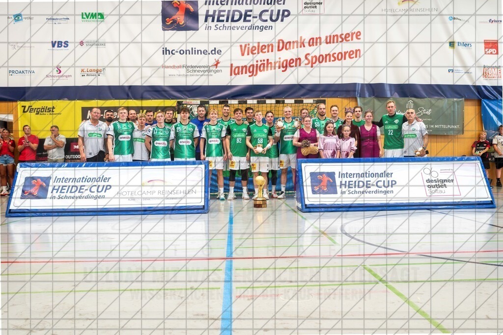 IHC 2026 - TSV Hannover-Burgdorf vs. HC Hamburg | Siegerfoto TSV Hannover-Burgdorf; IHC 2026 - TSV Hannover-Burgdorf vs. HC Hamburg am 09.08.26 in Sporthalle KGS, Schneverdingen - Realisiert mit Pictrs.com