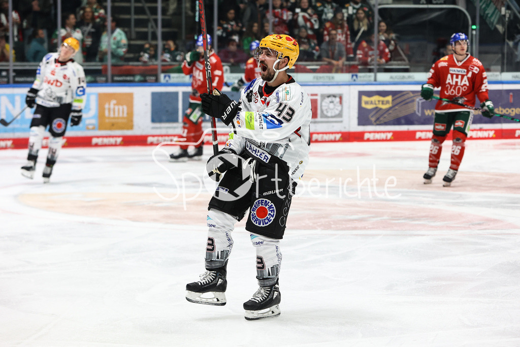 Augsburger Panther - Fischtown Pinguins Bremerhaven | Skyler McKENZIE (BHV #43) freut sich ueber sein Tor zum 1-3 / Jubel / Treffer / Torschuezte
