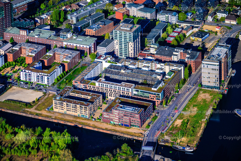 Hamburg_Harburg_Silo_ELS_1705270425 | HAMBURG 27.04.2025 Das Silo in Hamburg-Harburg ist ein umgebauter Siloturm, der als Bürogebäude mit 14 Stockwerken genutzt wird Büro- und Geschäftshaus- Ensemble " Silo 16 " an der Straße Schellerdamm in Hamburg, Deutschland. // Office building - Ensemble " Silo 16 " on street Schellerdamm in Hamburg, Germany. Foto: Martin Elsen