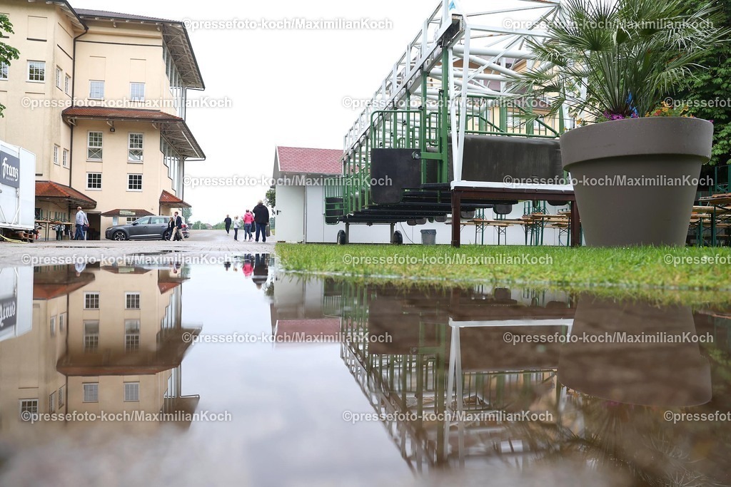 BB02062494001 | Renntagsabsage aufgrund massiver Regenfälle am 02.06.2024 Renntag in Baden-Baden. Copyright by Marc Ruehl - Veroeffentlichung nur gegen Honorar (zzgl.MwSt), Namensnennung und Beleg, Bank Routing Number: BIC GENODED1PAF, Bank Account Number: IBAN DE04 3706 2600 1201 6180 17, Steuer-Nr.: 203/5266/0306, Ust_Id_Nr.: De 122081417, Zur Gaulshuette 29, 50181 Bedburg, Phone: +49-(0)2272-83351, www.marcruehl.com, info@marcruehl.com, No Model Release, Abtretung von Persoenlichkeitsrechten der abgebildeten Person/Personen liegen nicht vor. Speichern in Bilddatenbanken oder Vervielfaeltigung ist ohne schriftliche Genehmigung nicht gestattet.