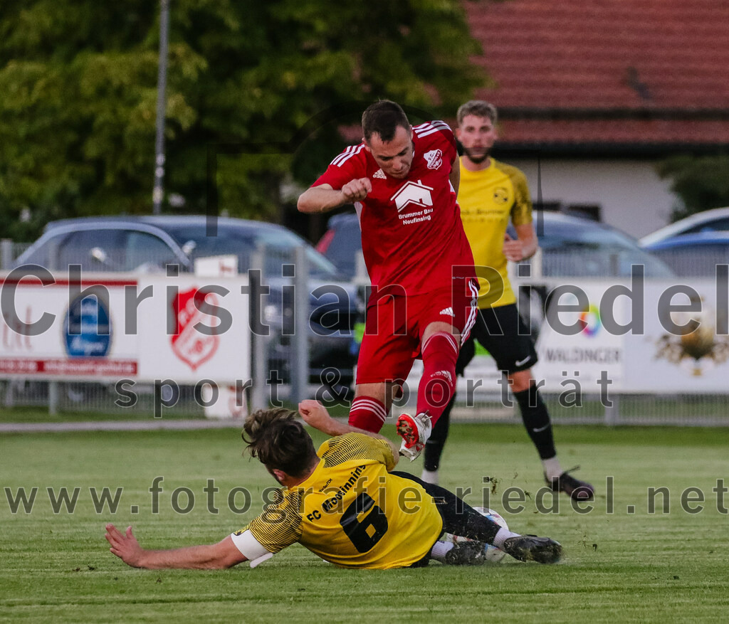 2023-09-07_051_FC_Finsing_gegen_FC_Moosinning_II | Finsing, Deutschland, 07.09.2023:
Fußball, Kreisliga 2023 / 2024, 8. Spieltag, FC Finsing gegen FC Moosinning II, Endergebnis: 3:0

Sebastian Schmid (FC Moosinning, #6), Andre Huber (FC Finsing, #9)

Foto: Christian Riedel / fotografie-riedel.net