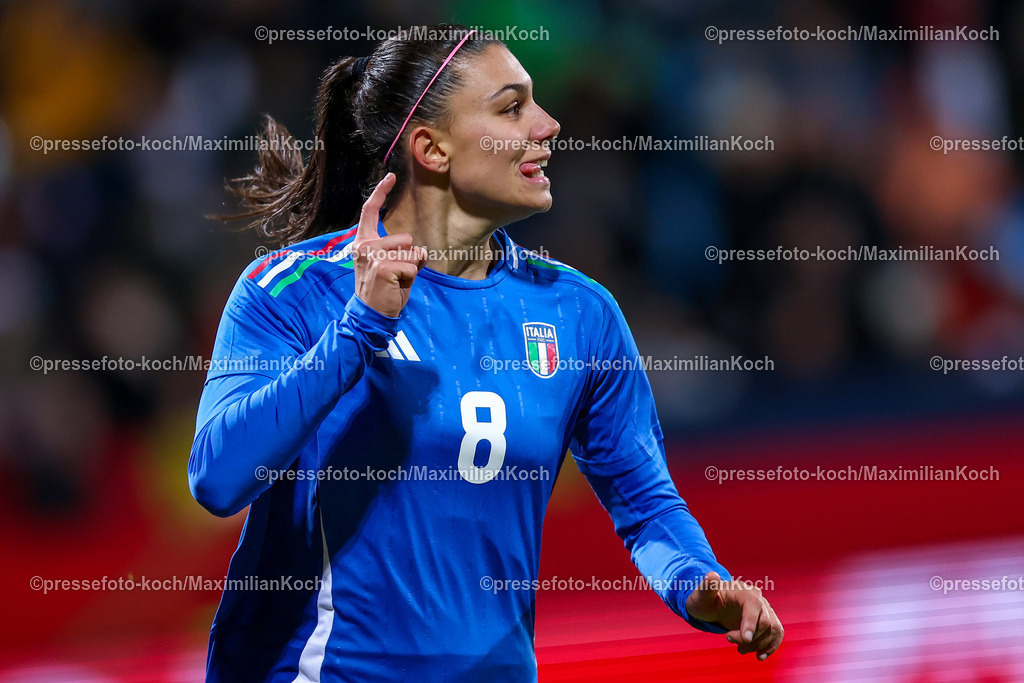 DFB02122401020 | 02.12.2024, Fußball Länderspiel Frauen, Deutschland - Italien, Vonovia-Ruhrstadion Bochum, Saison 2024 2025: Torjubel nach dem Tor zum 1:0 durch Agnese Bonfantini (ITA #8). DFB regulations prohibit any use of photographs as image sequences and or quasi-video.