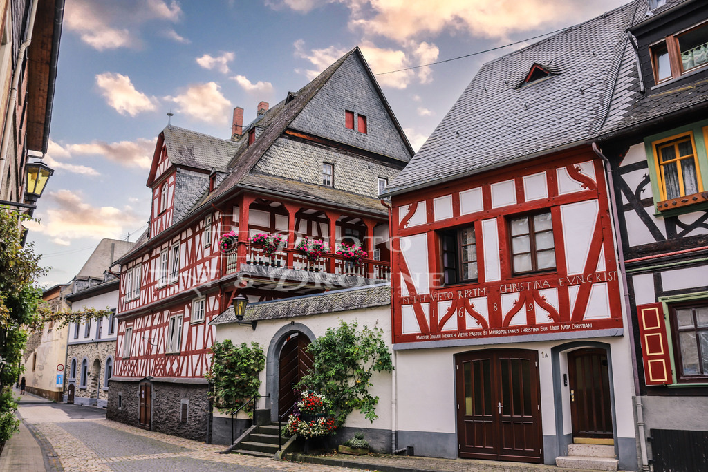 Braubach- | Fachwerkgebäude in einer schönenn Altstadt in Braubach am Rhein. - Realisiert mit Pictrs.com