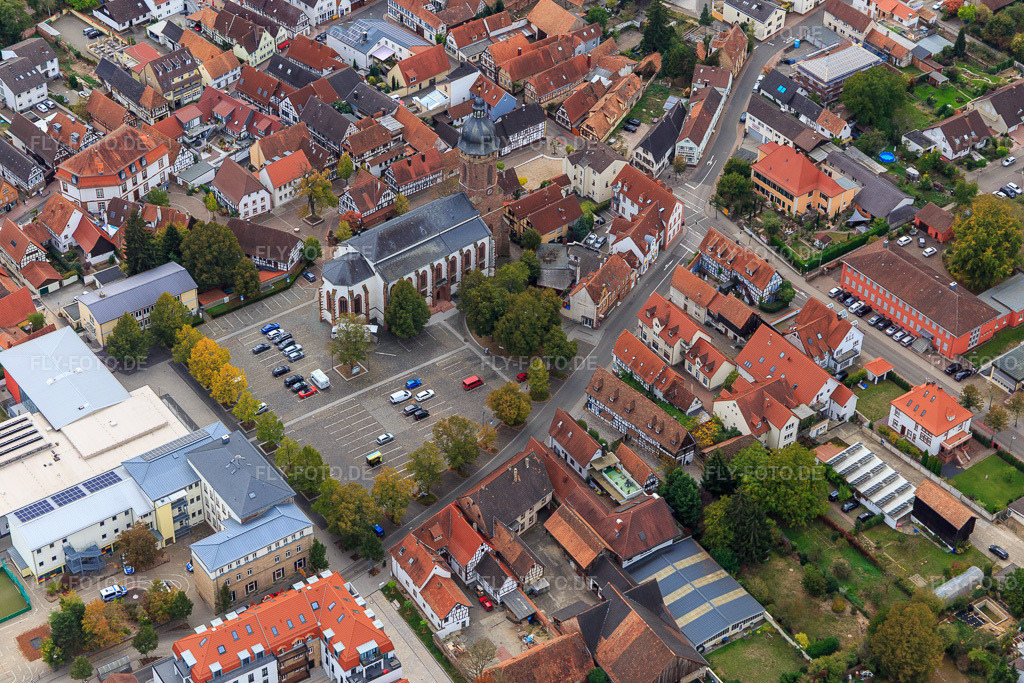 Luftbild: St. Georgskirche - Prot. Kirchengemeinde Kandel am Marktplatz in Kandel im Bundesland Rheinland-Pfalz in Deutschland. Foto: IMG_111922.jpg vom 06.10.2018 durch Werner Riehm/FLY-FOTO.deWWW.PROT-KIRCHE-KANDEL.DE