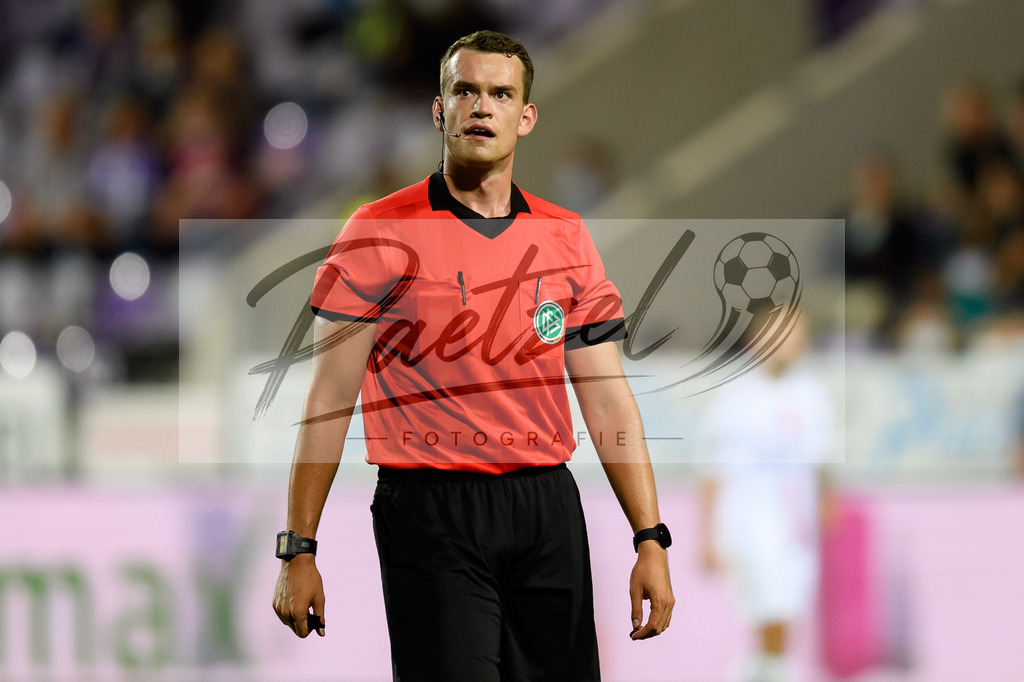 OSNVKO2021090620210906_217 | Fussball, Herren: Schiedsrichter Richard Hempel schaut beim Spiel der 3. Liga zwischen VfL Osnabrueck und FC Viktoria Koeln im Stadion an der Bremer Bruecke am 06.09.2021 in Osnabrueck, Deutschland.DFB / DFL REGULATIONS PROHIBIT ANY USE OF PHOTOGRAPHS AS IMAGE SEQUENCES AND/OR QUASI-VIDEO. - Realisiert mit Pictrs.com