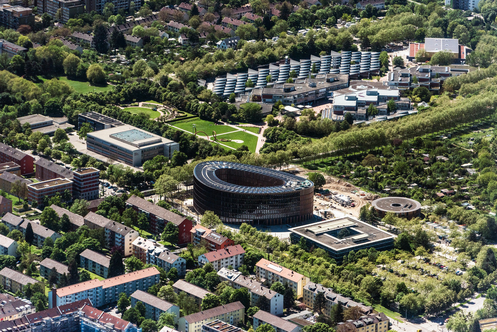 dr__0012131.jpg | FREIBURG IM BREISGAU 10.05.2017 Gebäude des Rathauses der Stadtverwaltung in Freiburg im Breisgau im Bundesland Baden-Württemberg, Deutschland. // Town Hall building of the city administration in Freiburg im Breisgau in the state Baden-Wuerttemberg, Germany. Foto: Daniel Reiter