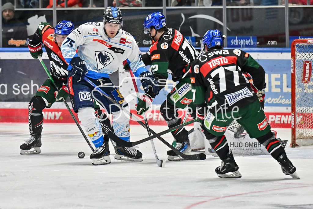 Augsburger Panther - ERC Ingolstadt | mit vereinten kraeften koennen die Hausherren Alex BRETON (ERC Ingolstadt #75) vom PUck trennen / DEL: Augsburger Panther - ERC Ingolstadt, Curt Frenzel Stadion am 26.01.2025