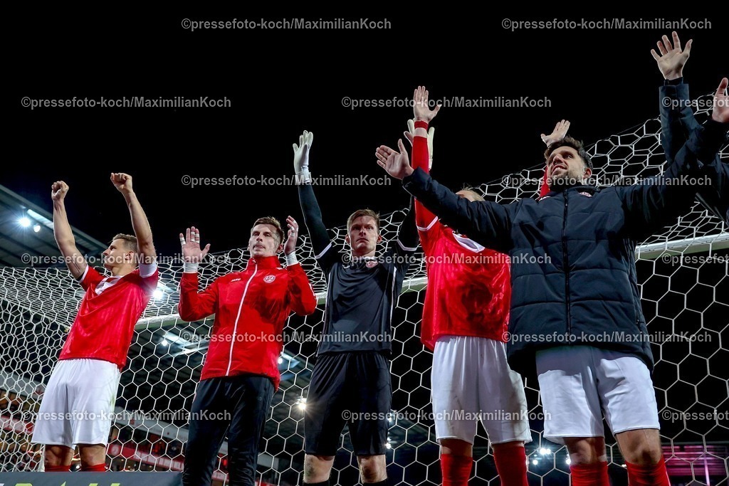 RWE06042501099 | 2025.04.06, Fußball, 3.Liga, Rot-Weiss Essen - FC Hansa Rostock, Stadion Hafenstraße, Saison 2024 2025: Abschlussjubel nach dem 2:0 Sieg - Die Mannschaft feiert Arm in Arm vor der FankurveDFB regulations prohibit any use of photographs as image sequences and or quasi-video.