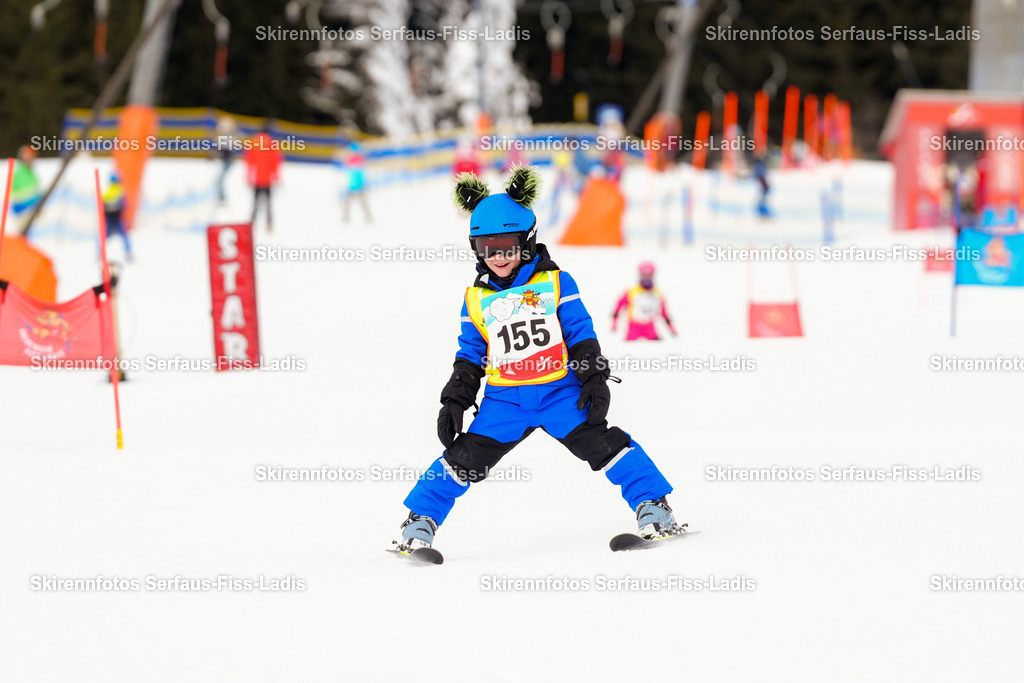 SRF_02.01.2026_0148 | Skirennfotos,Serfaus,Fiss,Ladis,Kinderskirennen,Winter,Tirol,Oberland,skirace,SFL,feelfree,weil wir's genießen,ski,Ski,skifahren,Sonnenplateau, - Realisiert mit Pictrs.com