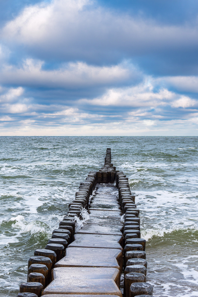 Buhne an der Küste der Ostsee in Ahrenshoop auf dem Fischland-Darß | Buhne an der Küste der Ostsee in Ahrenshoop auf dem Fischland-Darß.