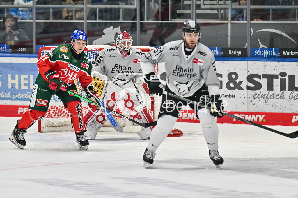 Augsburger Panther - Kölner Haie | Florian ELIAS (Augsburger Panther #67) versucht in dieser Szene Tobia ANCICKA (Koelner Haie #45) die Sicht zu nehmen / DEL: Augsburger Panther - Koelner Haie, Curt Frenzel Stadion am 02.03.2025