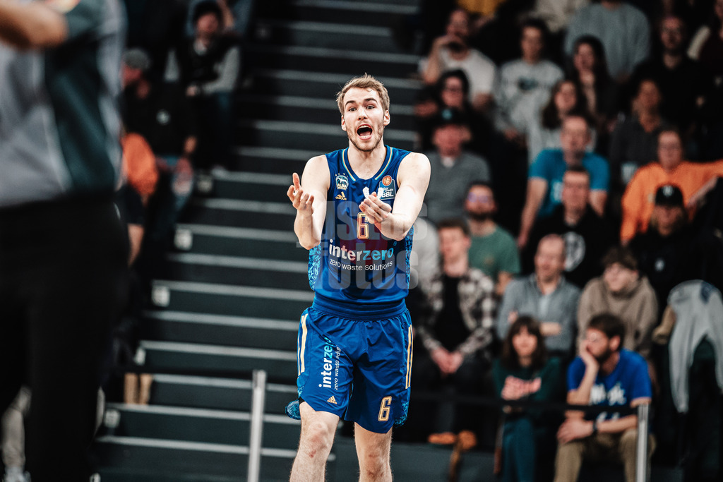 Basketball | Männer | Saison 2023/2024 | easyCredit Basketball Bundesliga | Veolia Towers Hamburg vs. Alba Berlin | 17.04.2024 | Malte Delow (#6, Alba Berlin) nicht einverstanden mit dem Pfiff