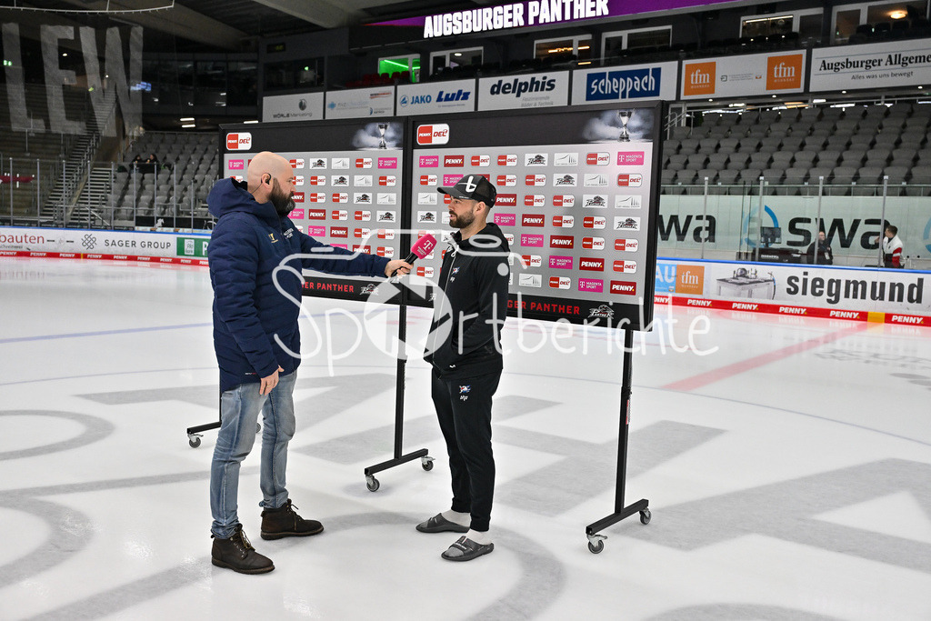 Augsburger Panther - Adler Mannheim | Beim Interview von MagentaSport Luke ESPOSITO (Adler Mannheim 19) / FReisteller / Einzelfoto / DEL: Augsburger Panther - Adler Mannheim, Curt Frenzel Stadion am 16.02.2025