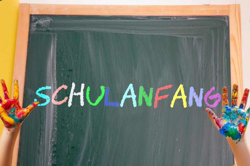 SCHULANFANG ; das neue Schuljahr hat begonnen | Symbolbild Schulstart: Auf einer Schultafel steht SCHULANFANG (Composing) - Realisiert mit Pictrs.com