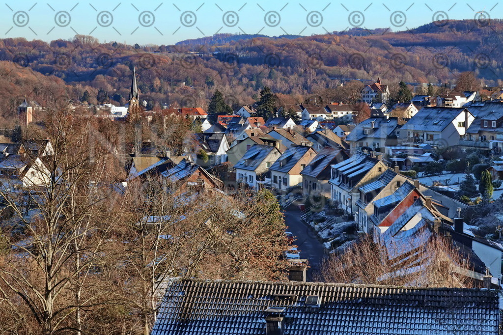 Frostiges Eilpe | Der Hagener Stadtteil Eilpe im frostigen Gewand. Die Dächer der Häuser sind mit einer leichten Frostschicht überzogen. Eine frostige Strassenszene im Hagener Stadtteil Eilpe. 
Das Bild eignet sich als Wandbild oder als Kalenderbild. Stellen Sie sich doch einfach einen individuellen Kalender aus verschiedenen Bildmotiven zusammen.