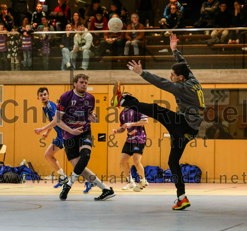 2024-02-24_021_SpVgg_Altenerding_gegen_SSG_Metten | Erding, Deutschland, 24.02.2024:
Handball, Bezirksoberliga Männer 2023 / 2024, 16. Spieltag, SpVgg Altenerding gegen SSG Metten, Endergebnis: 29:24

Niklas Fleps (SpVgg Altenerding, #17), Stefan Kraus (SSG Metten, #12)

Foto: Christian Riedel / fotografie-riedel.net