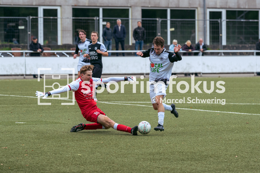 TSV 05 Ronsdorf – SSV Bergisch Born II | Lias Noel Kulessa (30, SSV Bergisch Born II) hält den Ball. Bezirksliga Niederrhein, Gruppe 2: TSV 05 Ronsdorf gegen SSV Bergisch Born II, Wuppertal, 11.10.2026. Endstand: 3:1. sportimfokus / Marcel Schwering - Realisiert mit Pictrs.com