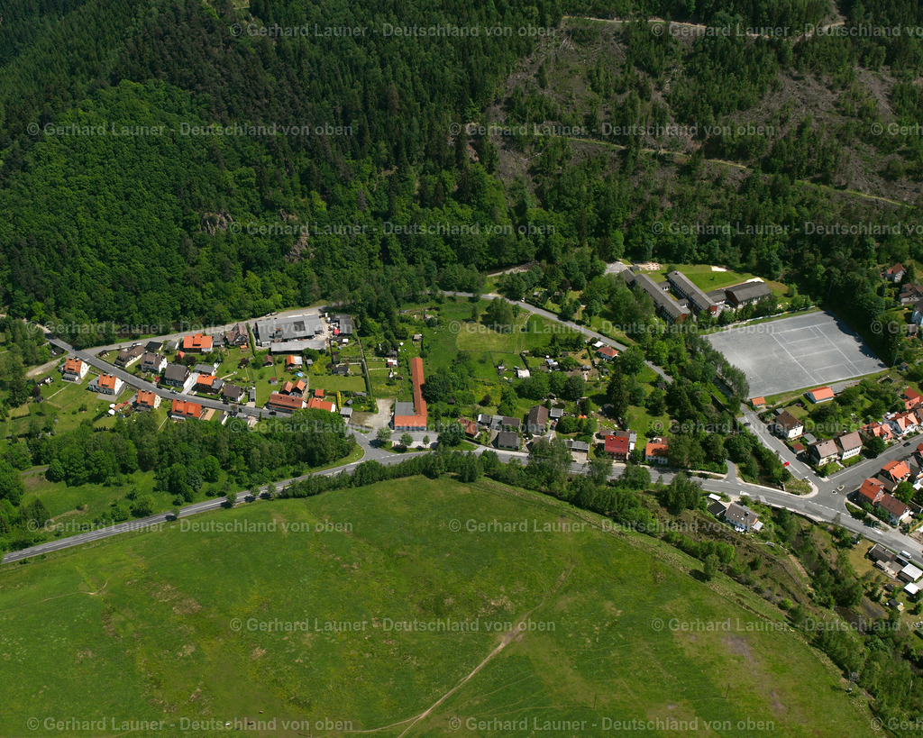 2638653 | LAUTENTHAL 09.06.2006 Wald- Gebiete und Forstflächen umsäumen das Siedlungsgebiet des Dorfes in Lautenthal im Bundesland Niedersachsen, Deutschland // Village - view on the edge of forested areas in Lautenthal in the state Lower Saxony, Germany Foto: Gerhard Launer