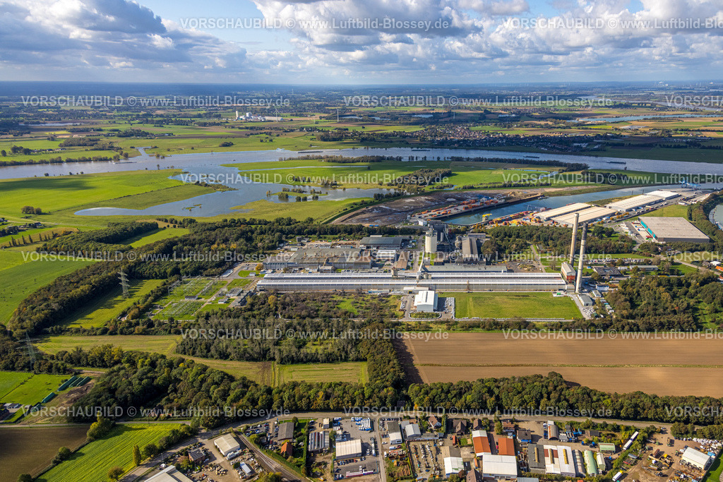 Voerde241009433 | Luftbild, Hafen Emmelsum und Werksgelände TRIMET Aluminium SE am Schleusenstraße, Überschwemmungsgebiet mit Fluss Rhein, Fernsicht und Himmel mit Wolken, Spellen, Voerde, Niederrhein, Nordrhein-Westfalen, Deutschland