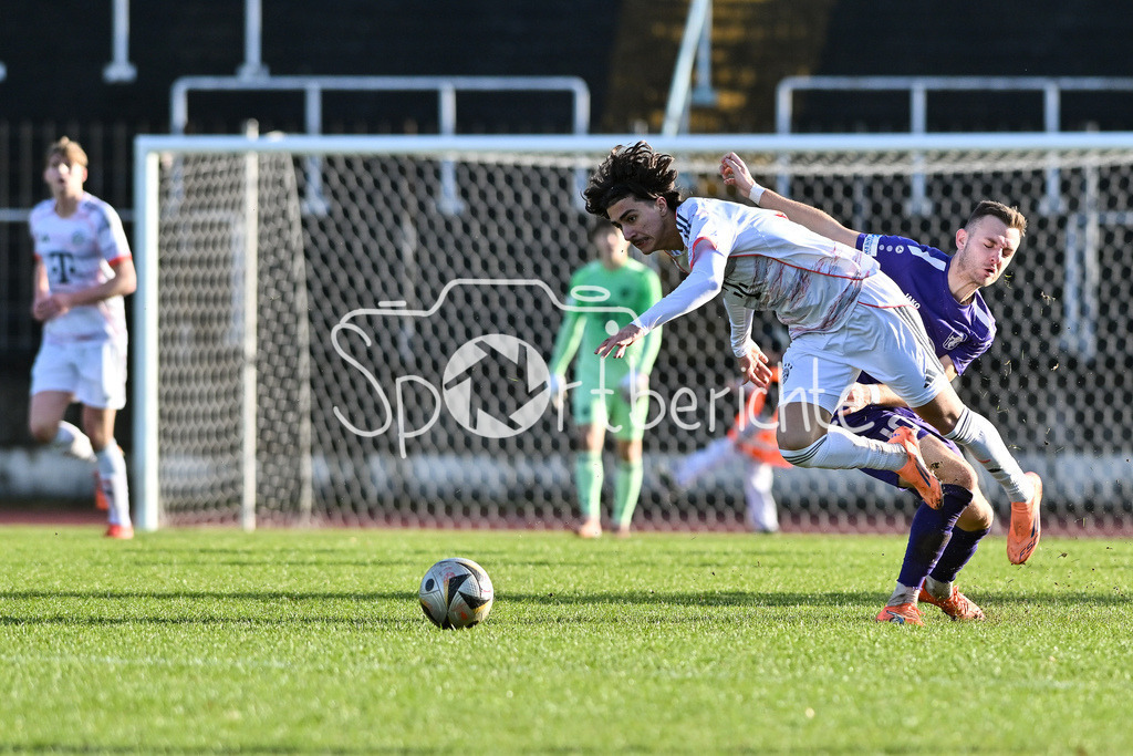 TSV Schwaben Augsburg - FC Bayern Amateure | AUGSBURG, GERMANY - 29. NOVEMBER: im Duell Lukas RAMSER (TSV Schwaben Augsburg 10) und Adin LICINA (FC Bayern München II 8) beim Ligaspiel zwischen dem TSV Schwaben Augsburg und den Amateuren des FC Bayern am 20. Spieltag der Regionalliga Bayern im Rosenaustadion