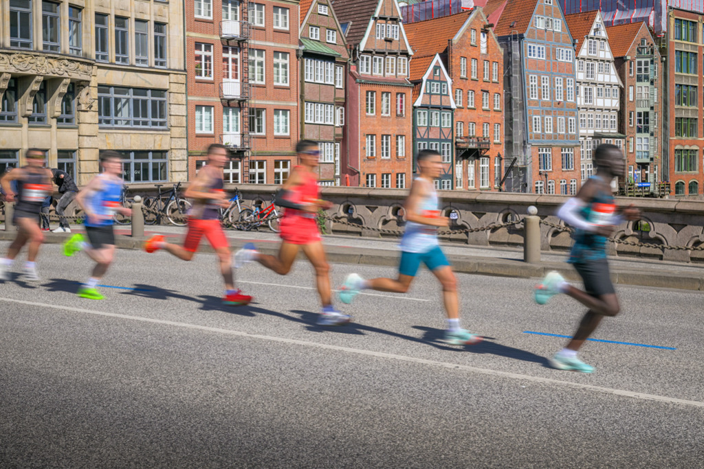 Hamburg Marathon | An einem Sonntag Ende April jeden Jahres findet der HASPA-Marathon in Hamburg statt. Das Bild zeigt eine Gruppe der Läufer vor Häusern am Nikolaifleet. — Auflösung des Originals: 8256 x 5504 px. - Realizzato con Pictrs.com