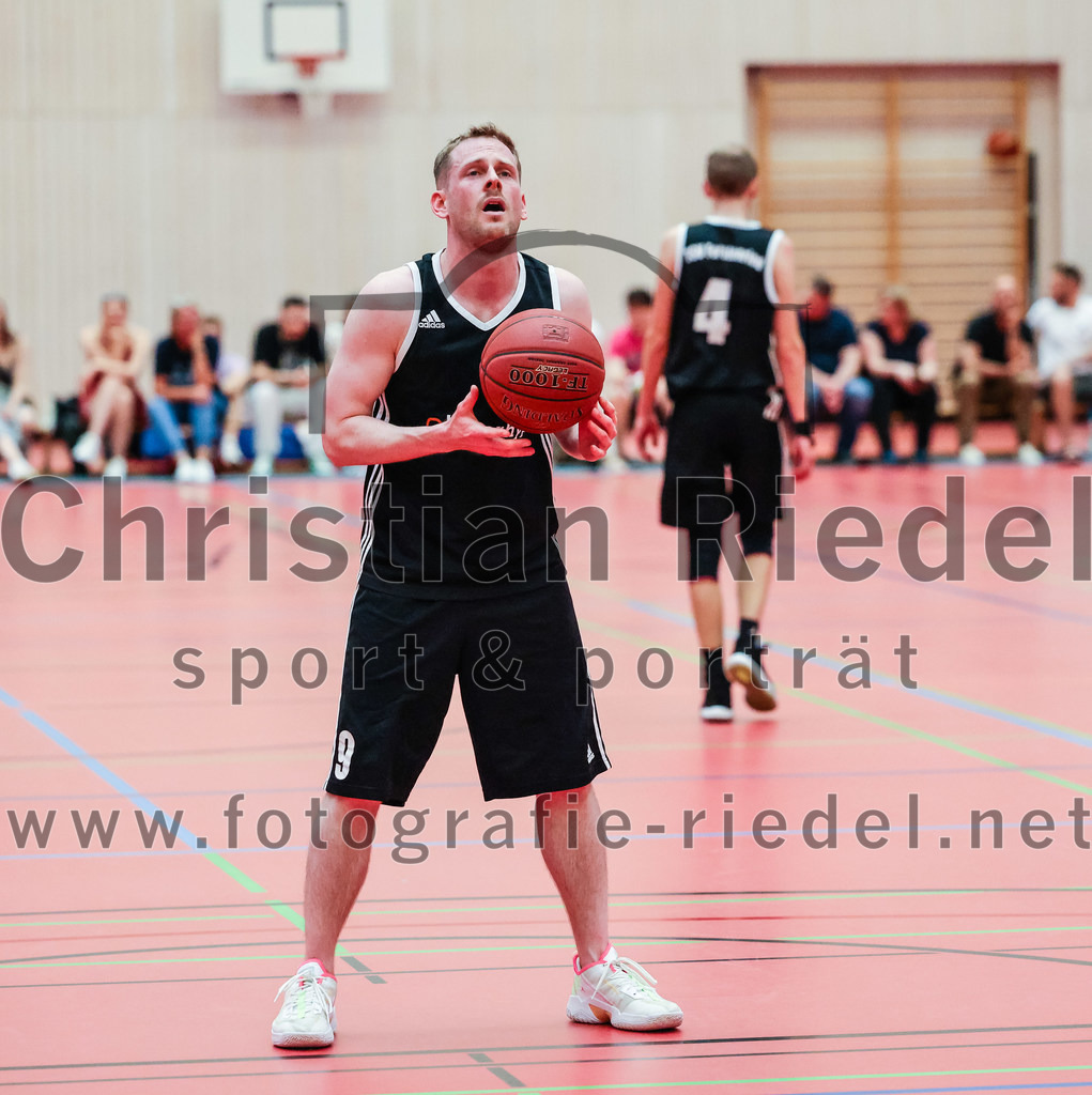 2022-05-15_079_SpVgg_Altenerding_gegen_TSV_Muenchen-Forstenried | Erding, Deutschland, 15.05.2022:
Basketball, Bezirksliga 2021 / 2022, Play-Offs, SpVgg Altenerding gegen TSV München-Forstenried, Endergebnis: 55:57

Jonathan David Schmidt (TSV München-Forstenried, #9)

Foto: Christian Riedel / fotografie-riedel.net