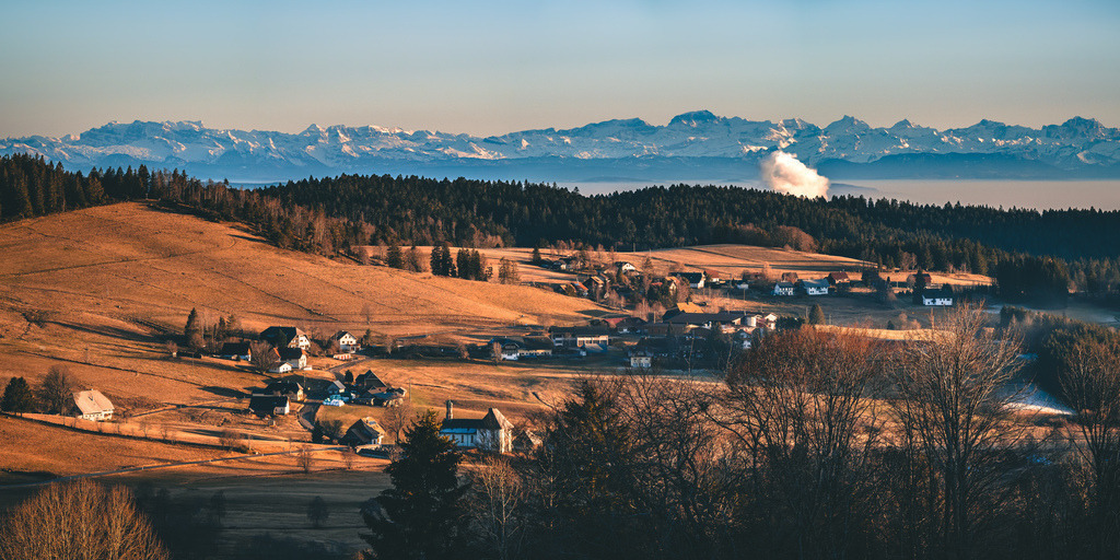 Alpenpanorama bei Sankt Blasien im Südschwarzwald | Traumhafte Fernsicht  bei Sankt Blasien im Südschwarzwald bis zu den Alpen - Realisiert mit Pictrs.com