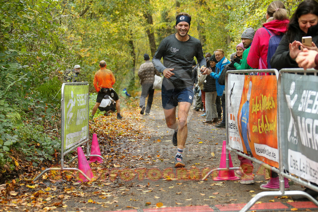 251026_1233_EX1_0671 | Sportfotografie im Rhein-Sieg Kreis, Köln, Bonn, NRW, Rheinland Pfalz, Hessen, etc. Unser Tätigkeitsfeld umfasst den Laufsport vom Volkslauf über den Marathon, Duathlon, Triathon bis zum Ultralauf wie Kölnpfad Ultra oder Schindertrail.