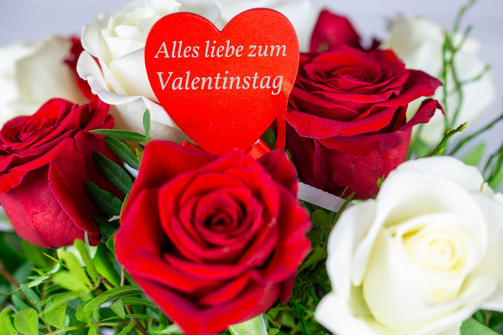 Valentinstag, Valentinsgrüße: Blumenstrauß mit weißen und roten Rosen und ein Herz mit der Aufschrift ALLES LIEBE ZUM VALENTINSTAG | Valentinstag, Valentinsgrüße: Blumenstrauß mit weißen und roten Rosen und ein Herz mit der Aufschrift ALLES LIEBE ZUM VALENTINSTAG - Realisiert mit Pictrs.com