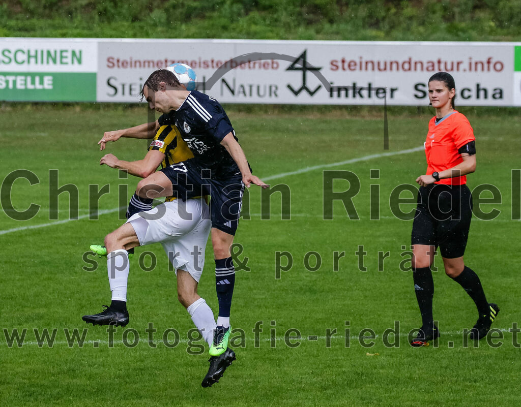 2023-07-29_068_FC_Moosinning_gegen_TuS_Raubling | Moosinning, Deutschland, 29.07.2023:
Fußball, Bezirksliga Oberbayern Ost 2023 / 2024, 1. Spieltag, FC Moosinning gegen TuS Raubling, Endergebnis: 0:7

Bastian Unsin (TuS Raubling, #27), Schiedsrichter Ariane Fichtl

Foto: Christian Riedel / fotografie-riedel.net