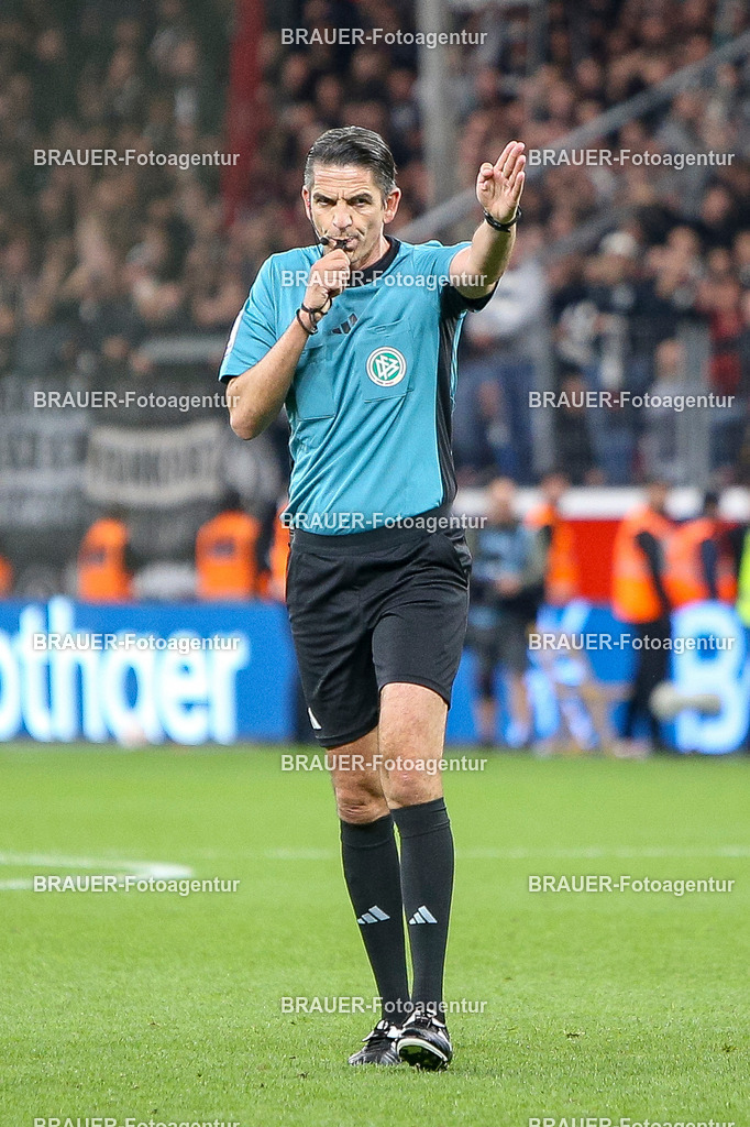 Bayer 04 Leverkusen vs Eintracht Frankfurt - Bundesliga  | Leverkusen, Deutschland, 12.09.25:   Schiedsrichter Deniz Aytekin gestikuliert, Gestik waehrend des Spiels der Bundesliga zwischen  Bayer 04 Leverkusen vs Eintracht Frankfurt in der BayArena(Foto von Brauer-Fotoagentur / Adrian Schlueter)