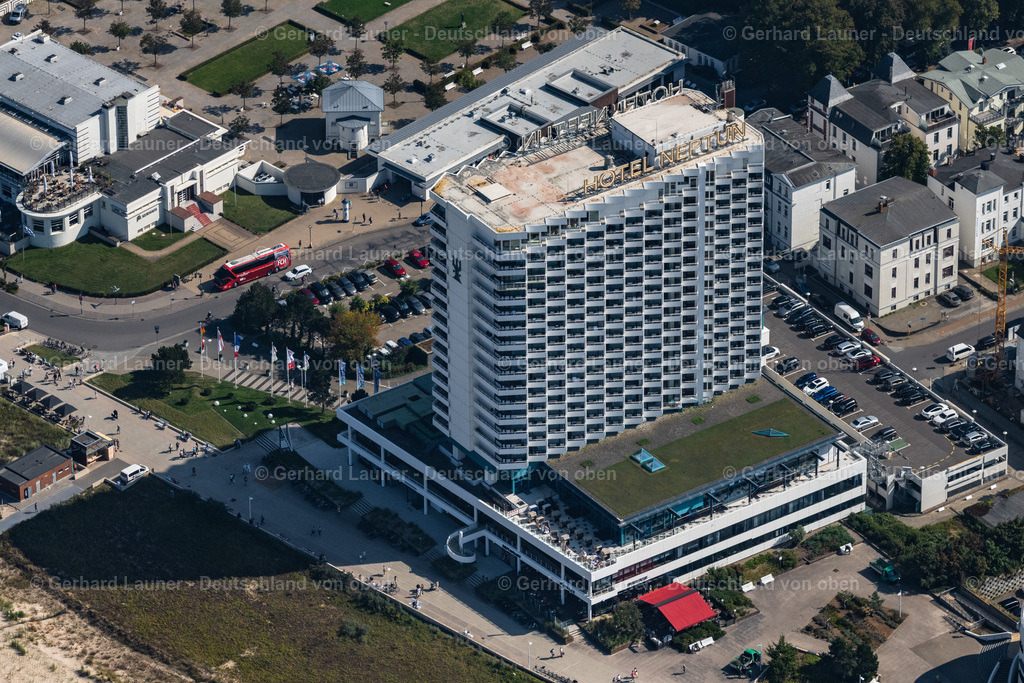 4061975 | Warnemünde 08.09.2021 Hochhaus- Gebäude der Hotelanlage " Hotel NEPTUN " an der Seestraße im Ortsteil Warnemünde in Rostock im Bundesland Mecklenburg-Vorpommern, Deutschland. Weiterführende Informationen bei: Hotel NEPTUN Betriebsgesellschaft mbH. // High-rise building of the hotel complex " Hotel NEPTUN " on Seestrasse in the district Warnemuende in Rostock in the state Mecklenburg - Western Pomerania, Germany. Further information at: Hotel NEPTUN Betriebsgesellschaft mbH. Foto: Gerhard Launer