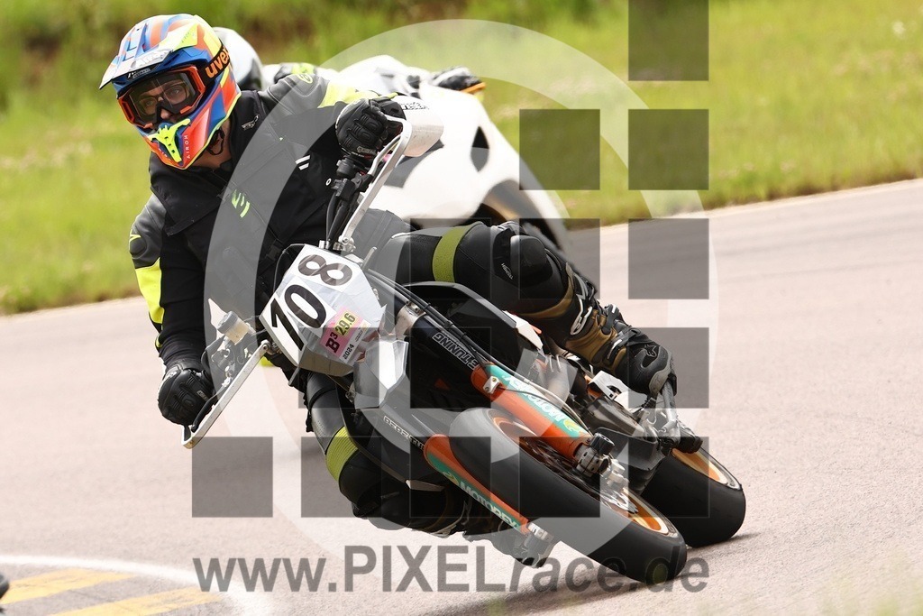 0108-20240629_01670 | Schöne Erinnerungen an spannende Momente - das festzuhalten ist unser Job. PIXELrace.de ist seit 2003 auf den Rennstrecken Europas unterwegs um die Action draußen beim Fahren und die wunderbare Stimmung imm Fahrerlager für euch einzufangen.