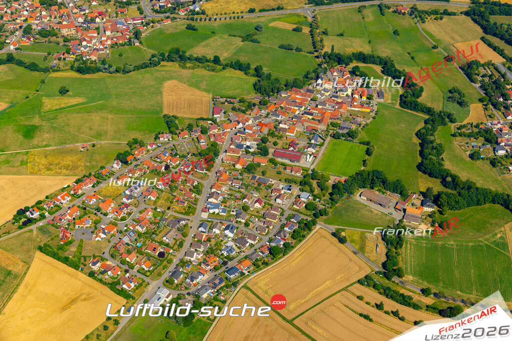 Das Luftbild zeigt : Unterhohenried Haßfurt - Die Luftaufnahme wurde 2023 vom UL-Flugzeug aus erstellt ( keine Drohne ) - Hochauflösende Luftaufnahme - Für grossformatige Ausdrucke geeignet. Die Geschenkidee !Mit Lizenz und Bildrechte bestellbar