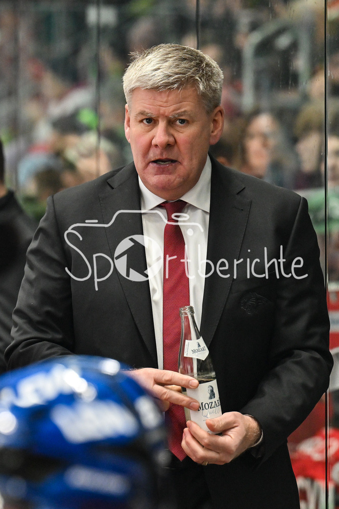 Augsburger Panther - Fischtown Bremerhaven | AUGSBURG, GERMANY - 25. JANUARY: im Bild Bill PETERS Trainer Augsburger Panther / Einzelfoto / Freisteller während dem Match zwischen den Augsburger Panthern und den Fischtown Pinguins am 43. Spieltag der Penny DEL im Curt Frenzel Stadion