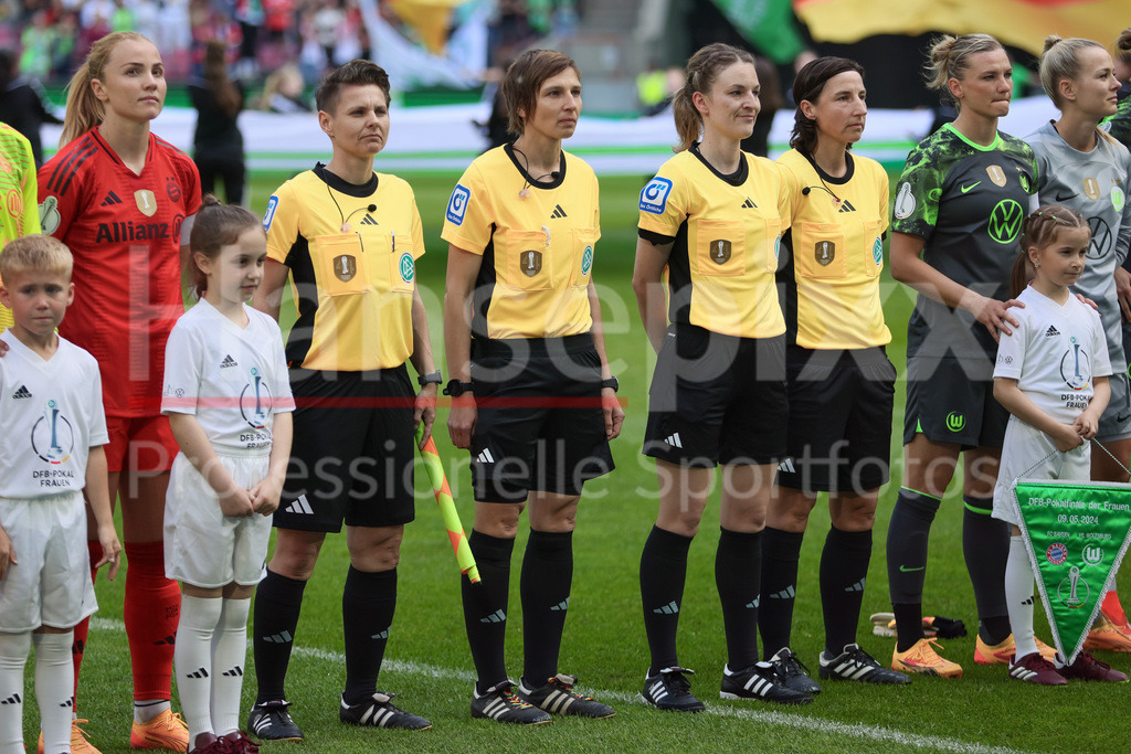 Fussball, DFB-Pokal Finale Frauen, FC Bayern München - VfL Wolfsburg | v.li.: Glodis Perla Viggosdottir (FC Bayern München, 4), Schiedsrichter-Assistentin Katharina Kruse, Vierte Offizielle (4. Offizielle, 4. Schiedsrichterin) Christine Weigelt, Schiedsrichterin Miriam Schwermer, Schiedsrichter-Assistentin Katrin Rafalski und Alexandra Popp (Alex Popp, VfL Wolfsburg, 11) vor dem Anpfiff, DIE DFB-RICHTLINIEN UNTERSAGEN JEGLICHE NUTZUNG VON FOTOS ALS SEQUENZBILDER UND/ODER VIDEOÄHNLICHE FOTOSTRECKEN. DFB REGULATIONS PROHIBIT ANY USE OF PHOTOGRAPHS AS IMAGE SEQUENCES AND/OR QUASI-VIDEO.